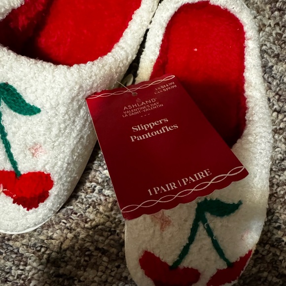 Slippers - Picture 2 of 3